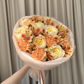 Солнечный букет с пионовидной розой и альстромерией