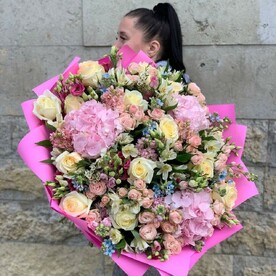 Ароматный букет с гортензией, матиоллой и лизиантусом