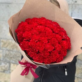 Гвоздика красная в крафте 50 шт