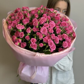 Букет из малиновых кустовых роз