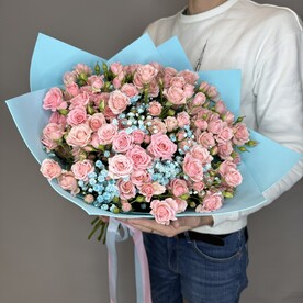 Изысканный букет розовых кустовых роз