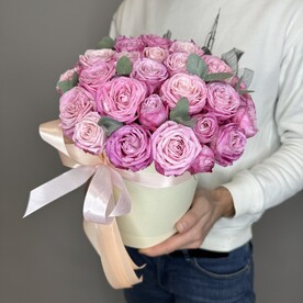 Коробочка из ярких пионовидных роз