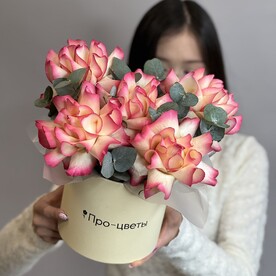 Коробочка из французких роз и эвкалипта
