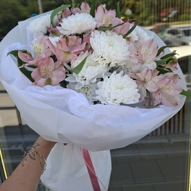 Букет из кустовых хризантем Алтай и розовых альстромерий