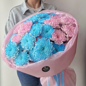 Розово-голубой букет из кустовых хризантем