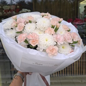 Букет из кустовых хризантем и кустовых диантусов