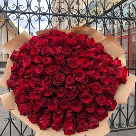 101 роза в крафтовой бумаге