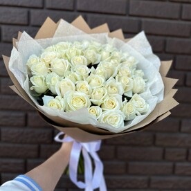 45 белых роз в крафте 🤍