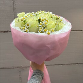 Сборный букет с ромашками и белыми розами