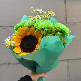 Сборный букет из хризантем ,подсолнуха и таноцентума