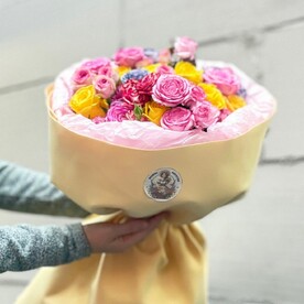 Монобукет из кустовых роз и кения
