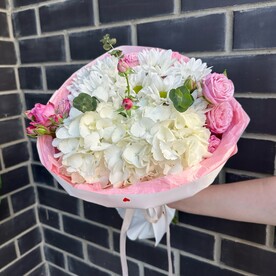 Нежный букет с гортензией и кустовой розой, дофаминовый