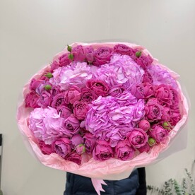 Розовый букет с пионовидной розой