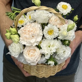 Летняя корзина с цветами :астры, пионовидная кустовая роза, диантус, эустома