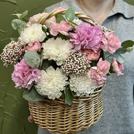 Летняя корзинка с цветами : диантусы, хризантема, озотамнус