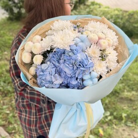Сборный букет гортензия с незабудкой