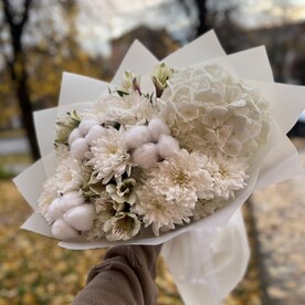 Белоснежный букет с гортензией, альстромерией, хризантемой и хлопком