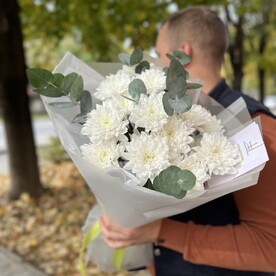 Букет комплимент с хризантемой и эвкалиптом