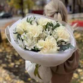 Букет французики роз альстромерий и эвкалипта