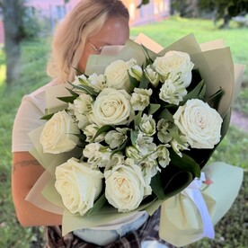Букет из белых роз и альстромерий