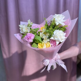 Гвоздика шт, Роза французская шт, Роза пионовидная кустовая шт, Альстромерия шт, Малина зелень шт, шт, Дизайнерская упаковка шт, Аквапак шт