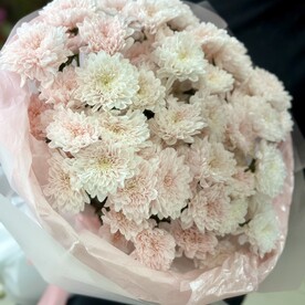Большой букет нежных хризантем