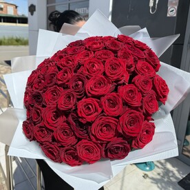 55 красных роз в нежной упаковке