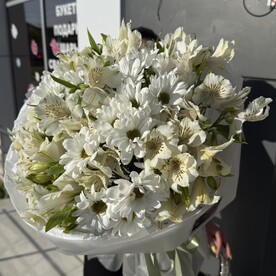 Букет ромашковой хризантемы с альстромерией