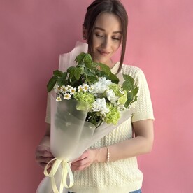Гвоздика шт, Ромашка шт, Зелень декоративная шт, Хризантема шт, Дизайнерская упаковка шт