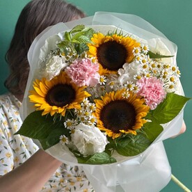 Подсолнух шт, Ромашка кустовая шт, Зелень шт, Эустома белая шт, Авторская упаковка шт