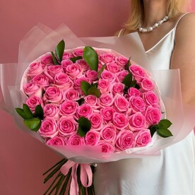 51 розовая роза пышный букет