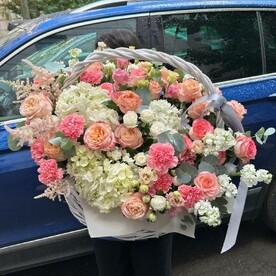 Роза, Диантус, Роза джумилия, Маттиола, Астильба, Роза пионовидная кустовая, Гортензия, Корзина плетеная, Дизайнерская упаковка