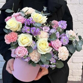 Гвоздика, Роза, Маттиола, Эвкалипт, Роза кустовая, Шляпная коробка