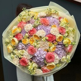 Гортензия, Маттиола, Роза, Гвоздика, Роза пионовидная кустовая, Дизайнерская упаковка