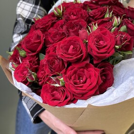 Букет красных кустовых роз