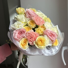 Букет с ароматными и солнечными розами