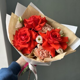 Яркий букет из стойких цветов