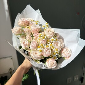 Нежный букет с пионовидными розами и ромашкой