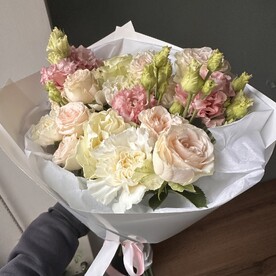 Нежный букет с пионовидными розами и стойкими лизиантусами