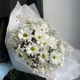 Бекет со стойкими цветами белоснежный