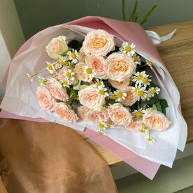 Кустовые пион видные розы и ромашки