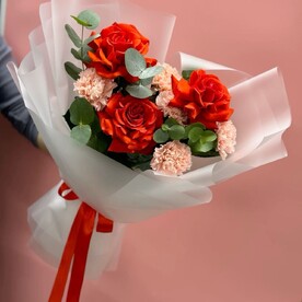 Роскошный букет с французскими розами и диантусами