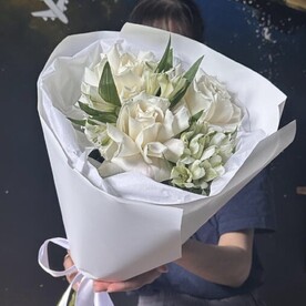 Букет с франзуцкими розами и альстромерией