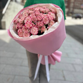 Пышный букет из нежно-розовых кустовых роз