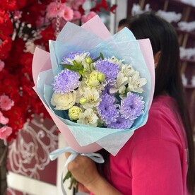 Кулек с фиолетовыми хризантемами