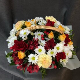 Яркая плетённая корзина с розой и хризантемой