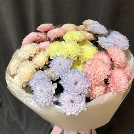 Букет из разноцветный кустовой хризантемы