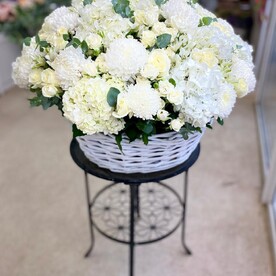 Корзина из гортензий и роз