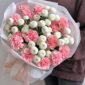 Нежный букет розовой гвоздики и сантини