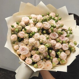 Монобукет из 31 персиковый кустовой розы